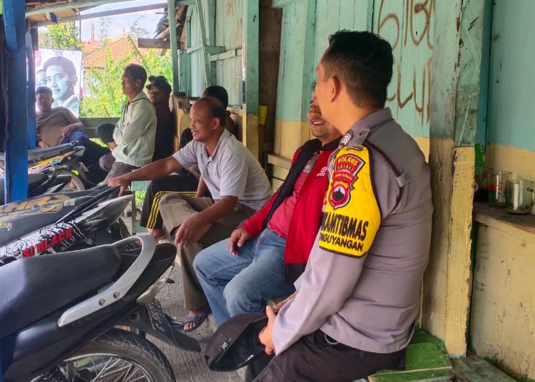 Sambang Desa, Bhabinkamtibmas Polsek Paguyangan Ajak Warga Ikut Jaga Keamanan Di Tahun Politik 2024 1 Sambang Desa, Bhabinkamtibmas Polsek Paguyangan Ajak Warga Ikut Jaga Keamanan Di Tahun Politik 2024