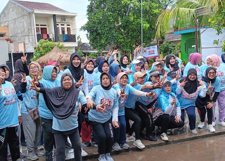 Diguyur Hujan, Emak-emak di Kota Serang Lakukan Senam Gemoy – Warga Berita