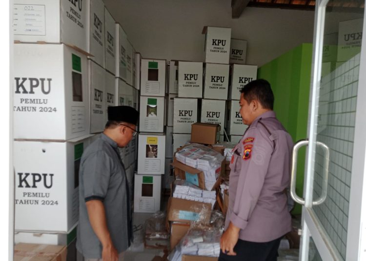 Pastikan Keamanan Tempat Penyimpanan, Polsek Jatibarang Patroli Cek Gudang Logistik