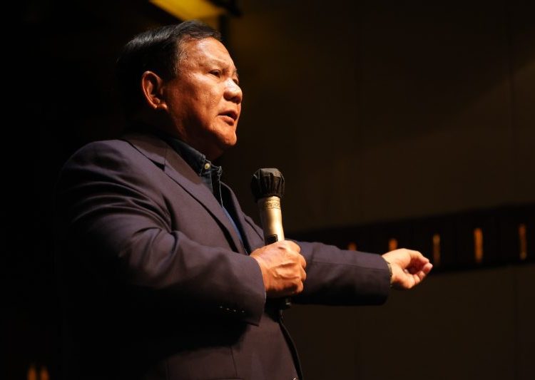 Momen Prabowo Nostalgia Nyanyi The Beatles dan Rock 60-an di Hadapan Relawan ETAS – Warga Berita