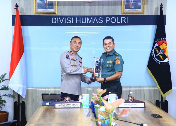 Kadiv Humas Terima Kunjungan Kapuspen TNI, Sinergitas Kunci Lewati Tantangan 1 Kadiv Humas Terima Kunjungan Kapuspen TNI, Sinergitas Kunci Lewati Tantangan