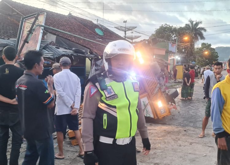 Diduga Rem Blong, Truk Crane Tabrak Rumah Dua Tewas