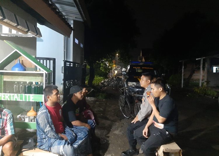 Sambang Pemukiman, Bhabinkamtibmas Ajak Warga Masyarakat Ikut Jaga Kamtibmas Jelang Pemilu