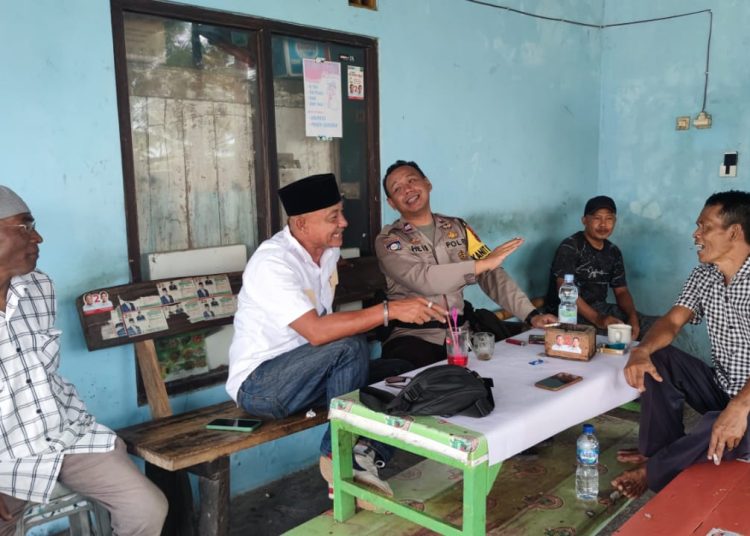 Kanit Binmas Polsek Bumiayu Sambang Tokoh Masyarakat Ajak Ciptakan Pemilu Damai