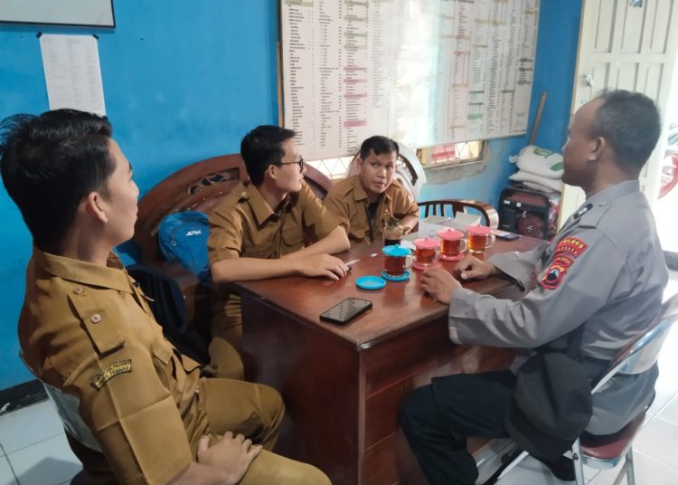 Kanit Binmas Polsek Bantarkawung Sambangi Kantor Desa Bantarkawung Ajak Ciptakan Pemilu Damai 2024 1 Kanit Binmas Polsek Bantarkawung Sambangi Kantor Desa Bantarkawung Ajak Ciptakan Pemilu Damai 2024