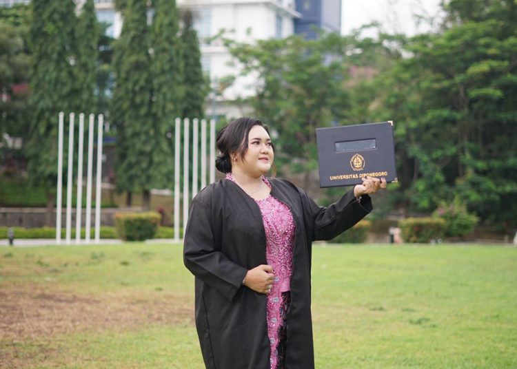 Adinda, Wisudawan Undip: The Future Is Yours! 1 Adinda, Wisudawan Undip: The Future Is Yours!