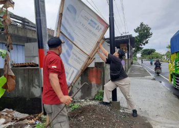 Bawaslu dan Satpol PP Purworejo tertibkan ribuan APK