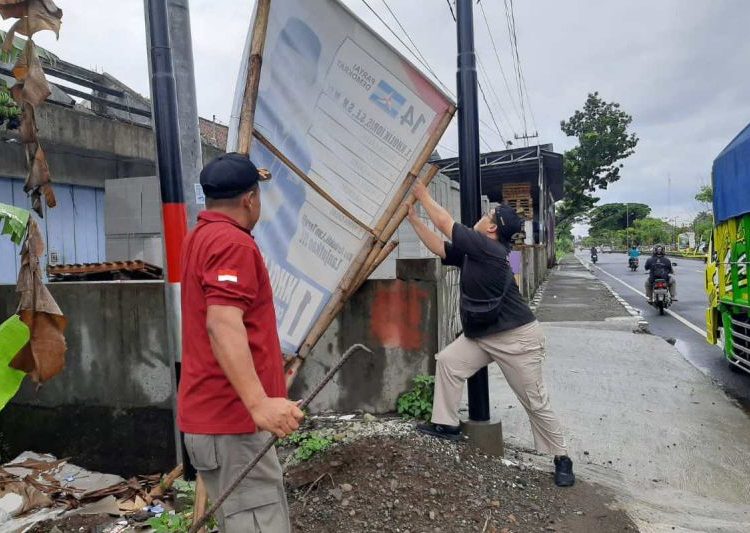 Bawaslu dan Satpol PP Purworejo tertibkan ribuan APK 1 Bawaslu dan Satpol PP Purworejo tertibkan ribuan APK