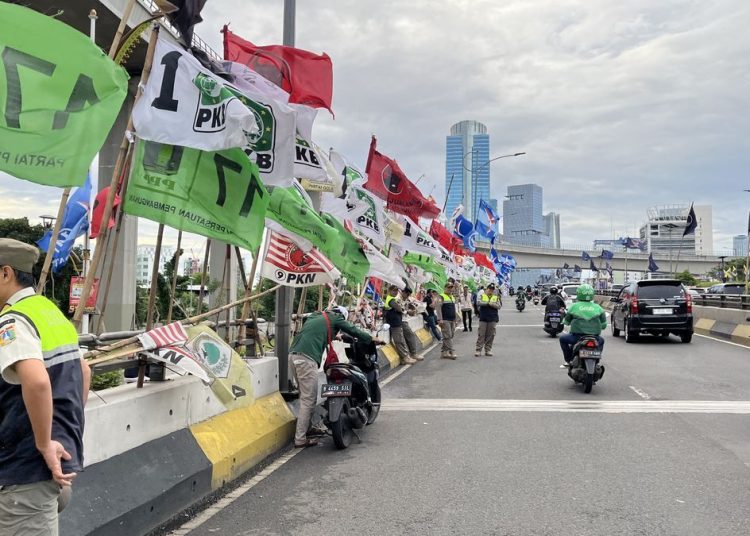 Polisi Tertibkan APK Semrawut di Kawasan Mampang Prapatan