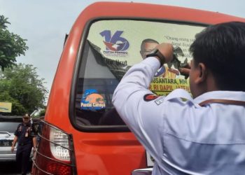 Bawaslu tertibkan stiker kampanye di angkot