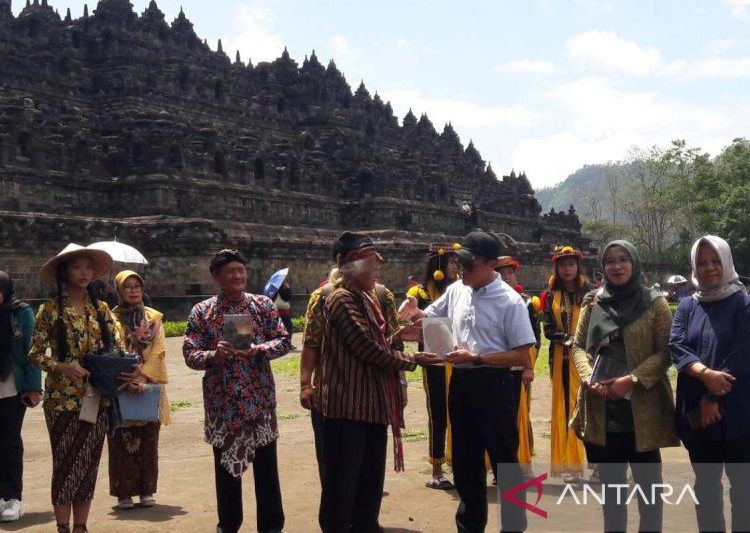 Ruwat Rawat Borobudur hibahkan seribu buku 1 Ruwat Rawat Borobudur hibahkan seribu buku