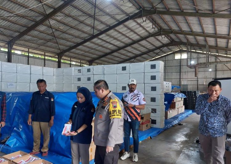 Kapolres Kudus cek gudang logistik Pemilu 2024 1 Kapolres Kudus cek gudang logistik Pemilu 2024