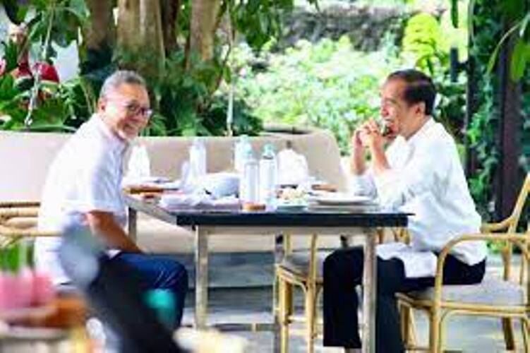 Makan Siang Bareng Jokowi, Zulhas Laporkan Perkembangan Kampanye Prabowo-Gibran 1 Makan Siang Bareng Jokowi, Zulhas Laporkan Perkembangan Kampanye Prabowo-Gibran