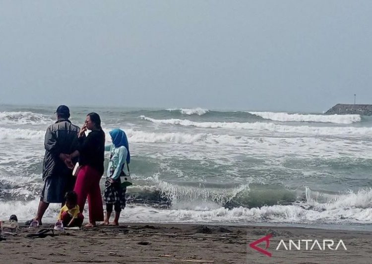 Waspadai gelombang tinggi di laut selatan Jabar-DIY