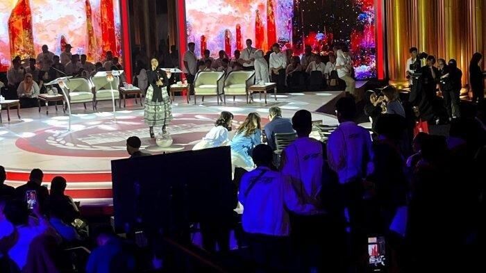KPU Bakal Evaluasi Polah Grace Natalie yang Hampiri Meja Moderator 1 Grace Natalie Hampiri Moderator Debat Capres Saat Jeda Iklan