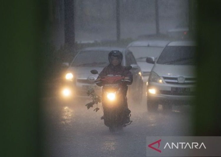 Waspada hujan badai di wilayah Jawa Tengah