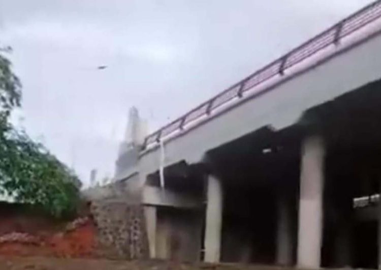 Pelaksana proyek tangani longsoran di jembatan Margasana Banyumas