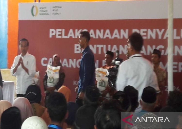 Presiden Jokowi serahkan bantuan pangan CBP di Temanggung 1 Presiden Jokowi serahkan bantuan pangan CBP di Temanggung