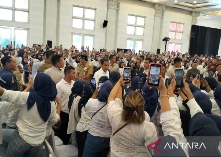 Saat Presiden Jokowi sapa ratusan nasabah Mekaar PNM di Klaten