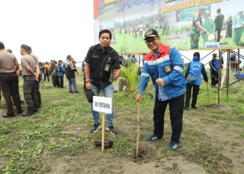 Kilang Cilacap aktif dalam Karya Bakti Tanam Pohon dan Bersih Pantai Teluk Penyu