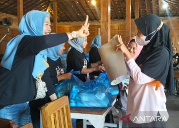 Ratusan orang di Solo ikuti kegiatan tebus murah sembako