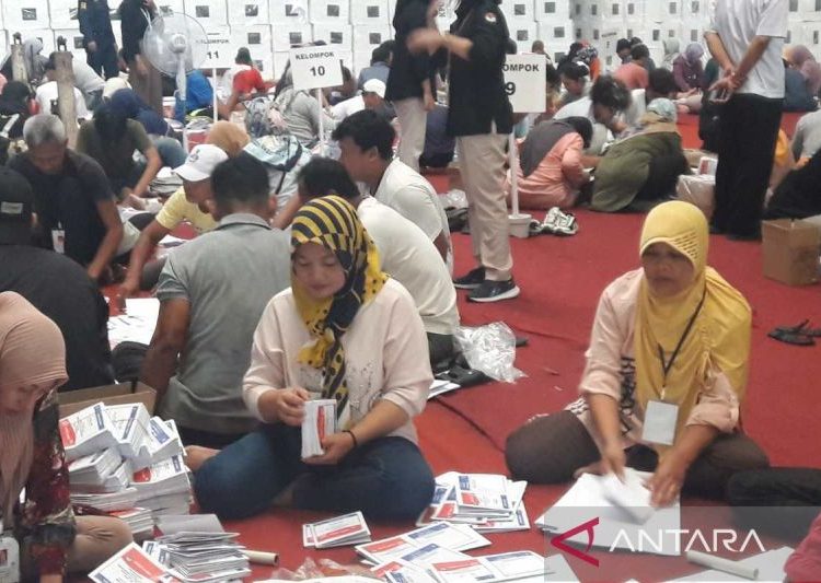 KPU Temanggung kerahkan 300 orang untuk lipat surat suara