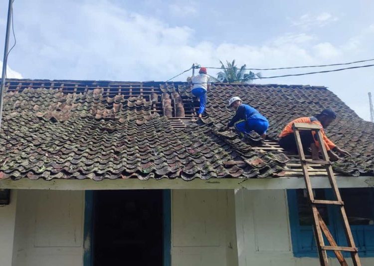 Sapuran dihajar angin puting beliung 1 Sapuran dihajar angin puting beliung