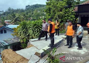 Dua ruang SMPN 1 Jenawi Karanganyar rusak parah terkena longsor