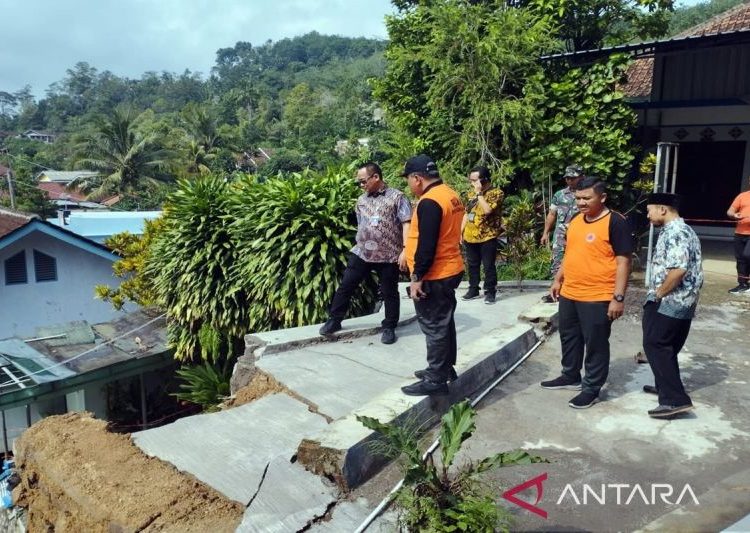 Dua ruang SMPN 1 Jenawi Karanganyar rusak parah terkena longsor 1 Dua ruang SMPN 1 Jenawi Karanganyar rusak parah terkena longsor