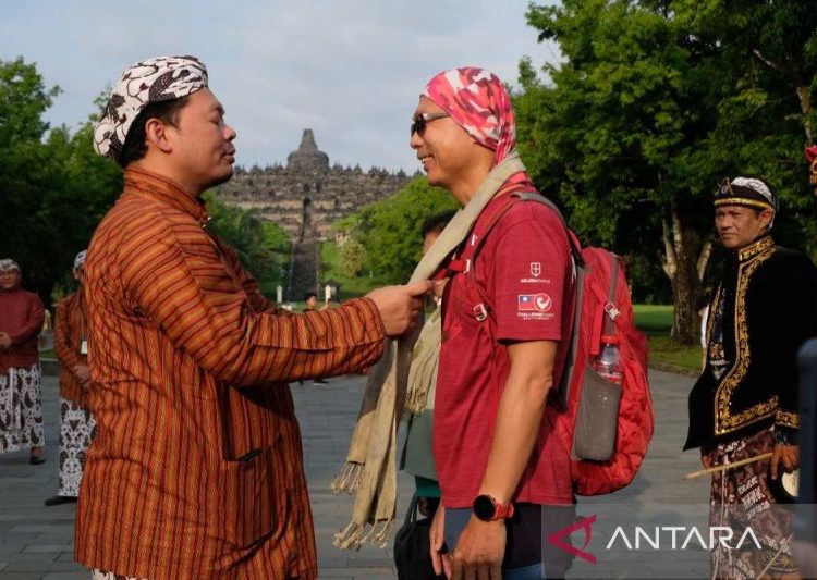 Pengelola Candi Borobudur sambut wisatawan perdana tahun 2024