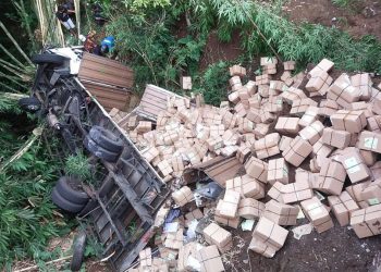 Truk yang Alami Kecelakaan di Semarang Angkut 400 Ribu Lebar Surat Suara untuk Wilayah Magelang 3 Truk yang Alami Kecelakaan di Semarang Angkut 400 Ribu Lebar Surat Suara untuk Wilayah Magelang