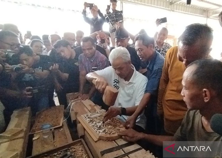 Ganjar kunjungi perajin gebyok ukir di Jepara 1 Ganjar kunjungi perajin gebyok ukir di Jepara