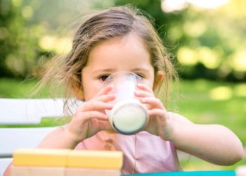 Konsumsi susu yang tepat untuk nutrisi dan jaga daya tahan tubuh anak saat puasa