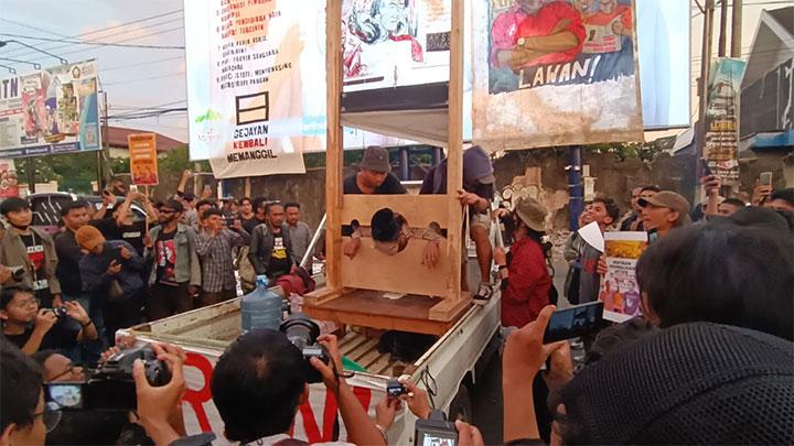 Lontarkan 11 Tuntutan di Aksi Gejayan Memanggil, Massa Desak Pengadilan untuk Jokowi » Warga Berita 1 Lontarkan 11 Tuntutan di Aksi Gejayan Memanggil, Massa Desak Pengadilan untuk Jokowi » Warga Berita