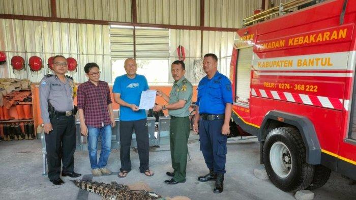 Sempat Hebohkan Warga Bantul, Buaya 2 Meter Ini Berhasil Ditangkap dan Diserahkan ke BKSDA DIY » Warga Berita 1 Sempat Hebohkan Warga Bantul, Buaya 2 Meter Ini Berhasil Ditangkap dan Diserahkan ke BKSDA DIY » Warga Berita