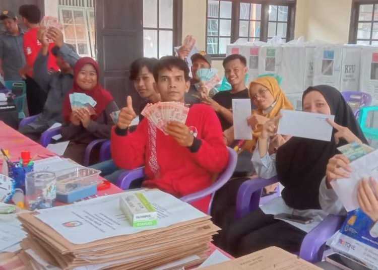 Honor, KPPS dan Satlinmas Kota Pekalongan Tepat Waktu