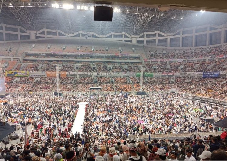 Ribuan massa pendukung AMIN mulai padati stadion JIS 1 Ribuan massa pendukung AMIN mulai padati stadion JIS