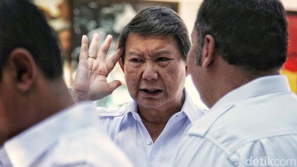 Sarankan Prabowo Tak Mundur dari Jabatan Menhan, Hashim: Cukup Pak Mahfud Saja 1 Sarankan Prabowo Tak Mundur dari Jabatan Menhan, Hashim: Cukup Pak Mahfud Saja