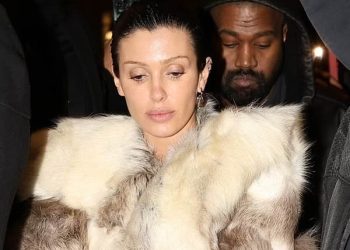 Pakai Baju Transparan di Paris, Bianca Censori Terancam Penjara dan Denda Rp254 Juta 3 Pakai Baju Transparan di Paris, Bianca Censori Terancam Penjara dan Denda Rp254 Juta