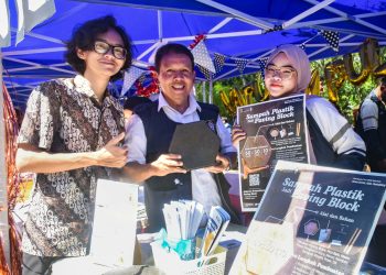 Mahasiswa KKN Undip Manfaatkan Sampah Plastik Jadi Ecobrick Paving Block