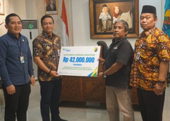 Wali Kota Pekalongan Serahkan Tiga Santunan Jaminan Kematian