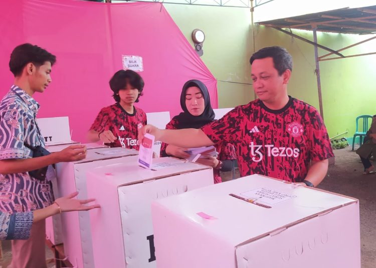 Wali Kota Pekalongan dan Keluarga Coblos di TPS 25 Bendan Kergon 1 Wali Kota Pekalongan dan Keluarga Coblos di TPS 25 Bendan Kergon