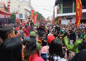 Ribuan Warga Meriahkan Kirab Dewa-Dewi Cap Gomeh