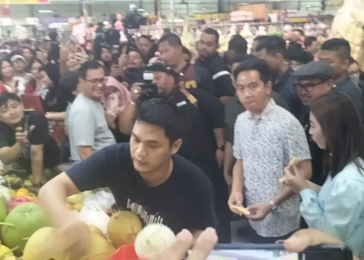 PILPRES 2024 -- Didampingi Istrinya, Gibran Sapa Warga Tangerang Selatan 1 PILPRES 2024 — Didampingi Istrinya, Gibran Sapa Warga Tangerang Selatan