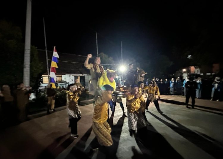 Malam-malam Tinjau Sekolah di Perbatasan Jawa Barat, Al Muktabar Disuguhi Sisingaan – Warga Berita 1 Malam-malam Tinjau Sekolah di Perbatasan Jawa Barat, Al Muktabar Disuguhi Sisingaan – Warga Berita