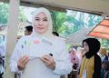 Irna Narulita Nyoblos di TPS 20 Kelurahan Cigadung – Warga Berita