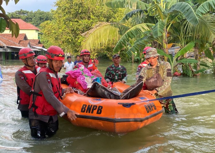 Sat Brimob Polda Jateng terjun bantu korban Banjir di Kabupaten Demak dan Grobogan