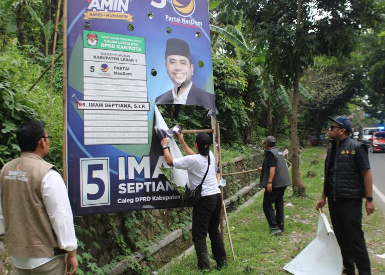 Bawaslu Banten Turunkan 189.705 APK di Masa Tenang Pemilu 2024 – Warga Berita