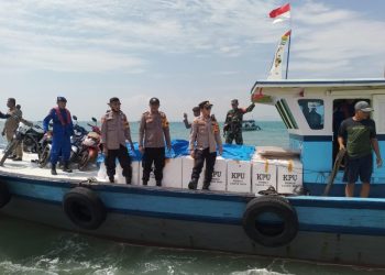 Antar Pulau, Ditpolairud Polda Banten Kawal Pendistribusian Logistik Pemilu 2024  – Warga Berita