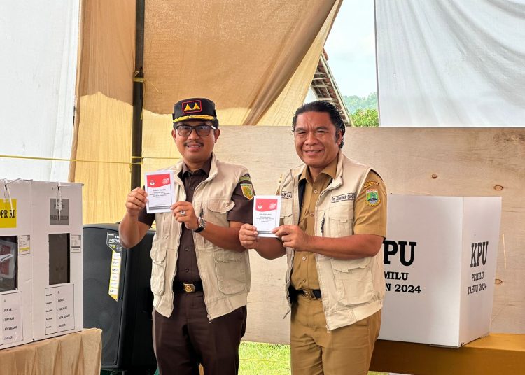 Pj Gubernur Banten Bareng Kajati Banten Coblos Capres-cawapres di TPS 05 Pancur – Warga Berita 1 Pj Gubernur Banten Bareng Kajati Banten Coblos Capres-cawapres di TPS 05 Pancur – Warga Berita
